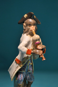 欧洲猴子乐手陶瓷工艺品