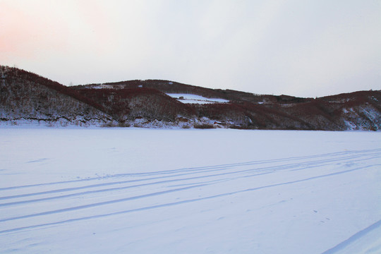 祖国河山美如画山丘冰冻三尺雪景