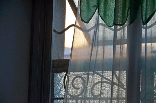 阳光窗户窗帘