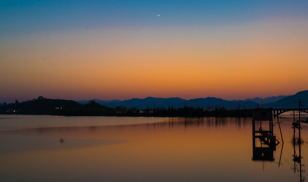 黄山太平湖日出日落