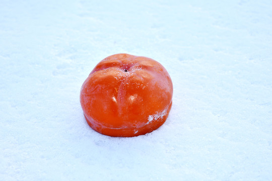 雪地上的柿子