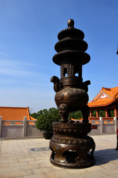 寺庙青铜香炉