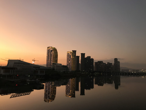 夕阳下的厦门园博苑周围建筑