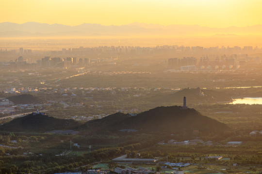 西山远眺北京颐和园玉峰塔晨景