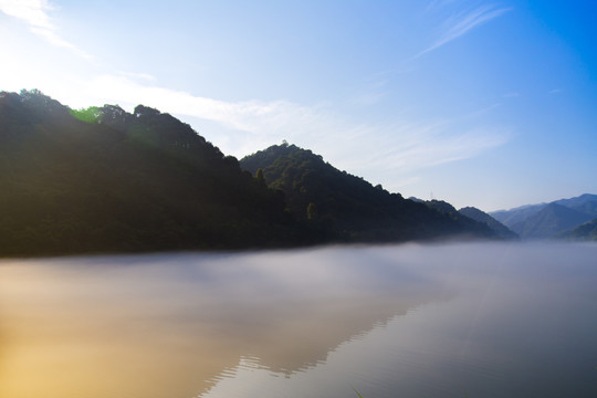 雾漫小东江