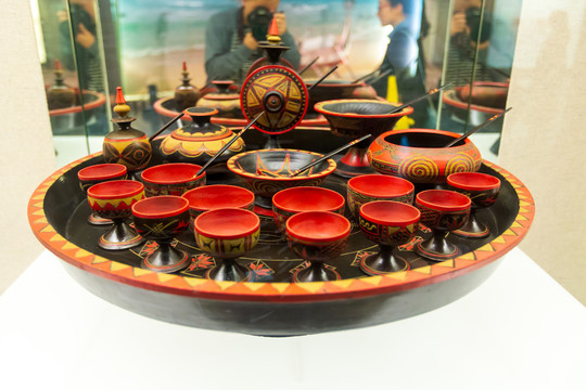 上海博物馆彝族彩绘漆餐具