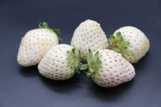 奶白色草莓