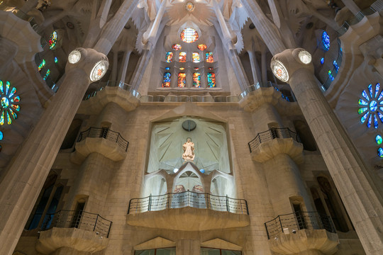巴塞罗那圣家堂内部建筑和雕塑