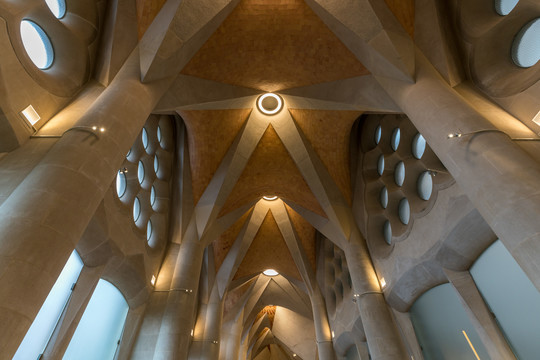 巴塞罗那圣家堂建筑内部天花板