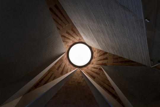 巴塞罗那圣家堂内部屋顶的灯
