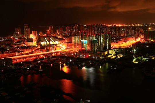 海滨城市夜景图片