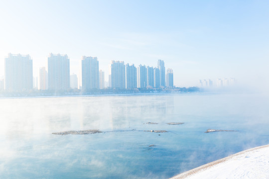 吉林松花江上的雾和雪景高楼