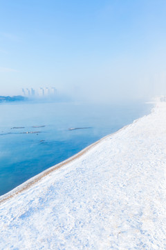 吉林松花江上的雾和雪景高楼