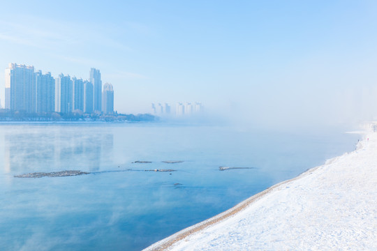 吉林松花江上的雾和雪景高楼