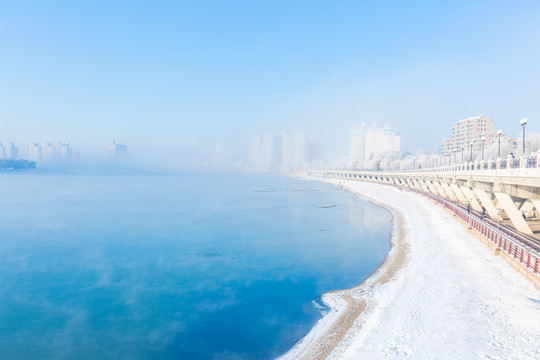 吉林松花江上的雾和雪景高楼