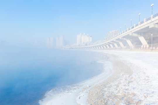 吉林松花江上的雾和雪景高楼