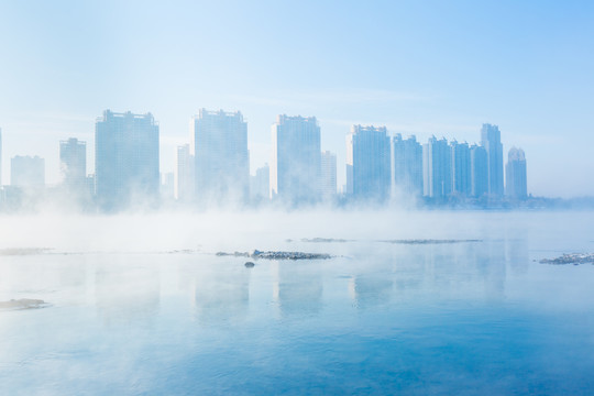 吉林松花江上的雾和雪景高楼