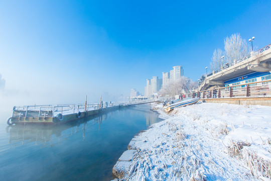 吉林松花江上的雾和雪景高楼