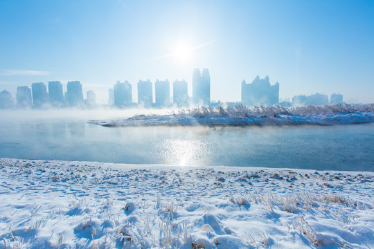 吉林松花江上的雾和雪景高楼