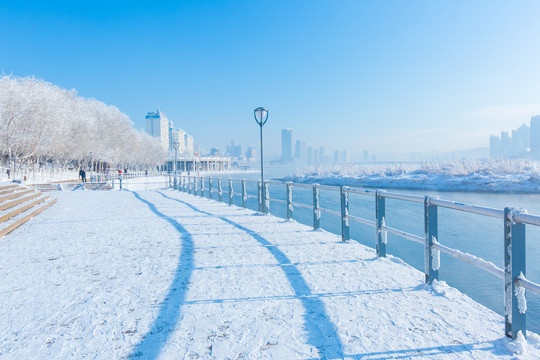 吉林松花江上的雾和雪景高楼