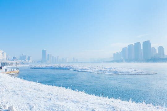 吉林松花江上的雾和雪景高楼