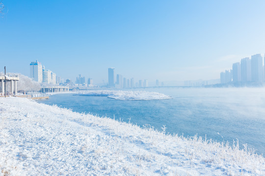 吉林松花江上的雾和雪景高楼