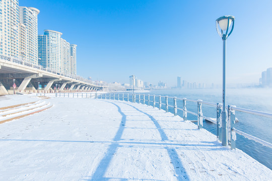 吉林松花江上的雾和雪景高楼