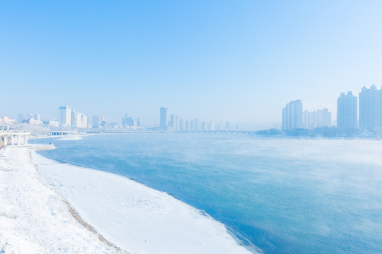 吉林松花江上的雾和雪景高楼