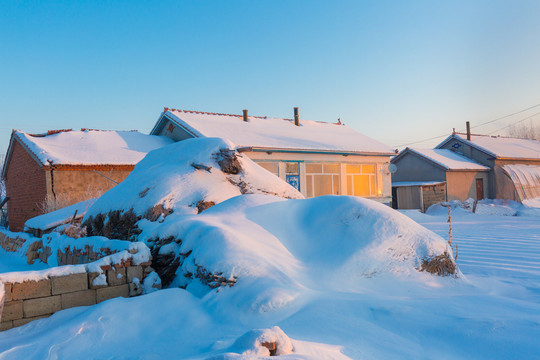 村庄黄昏雪景