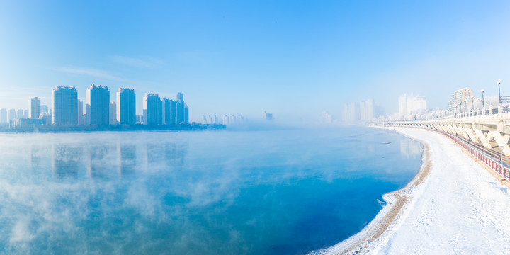 吉林松花江畔大雾和雪景高楼全景