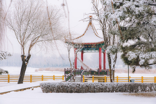 雪中公园建筑景观
