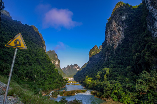 峡谷河流