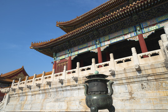 中国北京故宫大殿前的青铜鼎