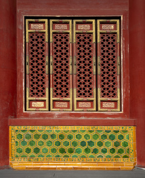 故宫宫殿窗户绿砖墙