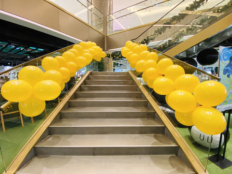 气球装饰的楼梯