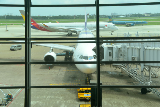 香港国际机场客机及牵引车