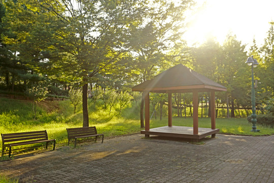 韩国水原孝园公园的韩式凉亭