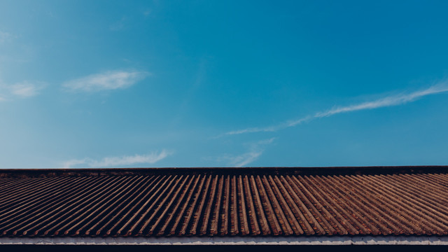 蓝天下的老屋顶