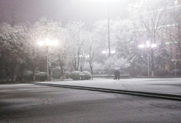 雪景路灯回家的人