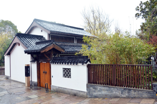 雨中庭院