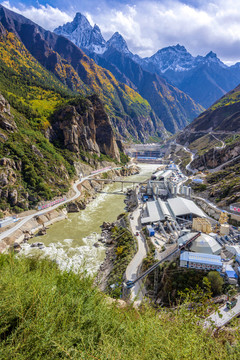 雅鲁藏布江峡谷街需水电站