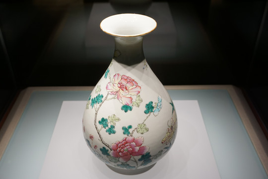 白底金边牡丹图案瓷器花瓶