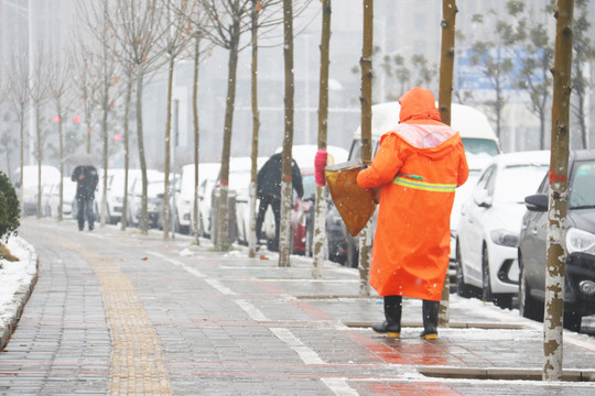 雪中的环卫工人