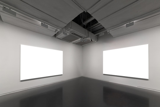 空旷的展览馆中两个空画框