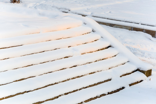 公园里冬天落满积雪的大理石台阶