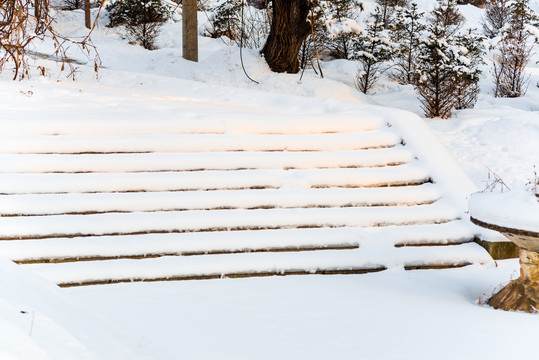 公园里冬天落满积雪的大理石台阶