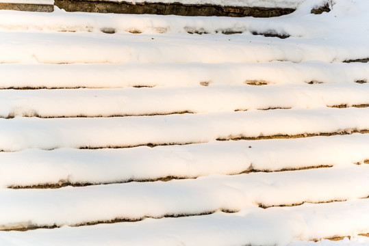 公园里冬天落满积雪的大理石台阶