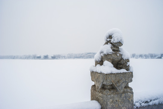 北京颐和园十七孔桥石狮子雪景