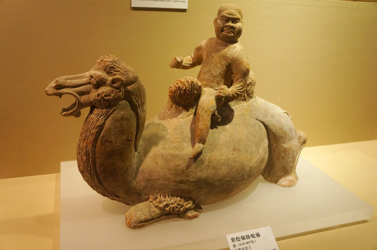 陕西西安文物彩绘骑卧驼俑