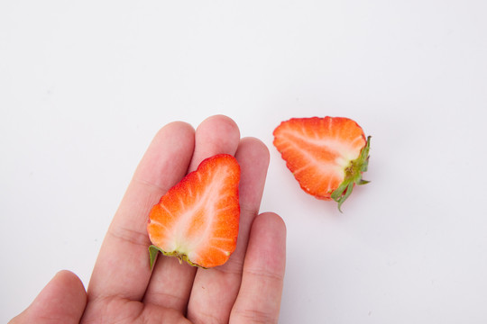 手拿一半草莓